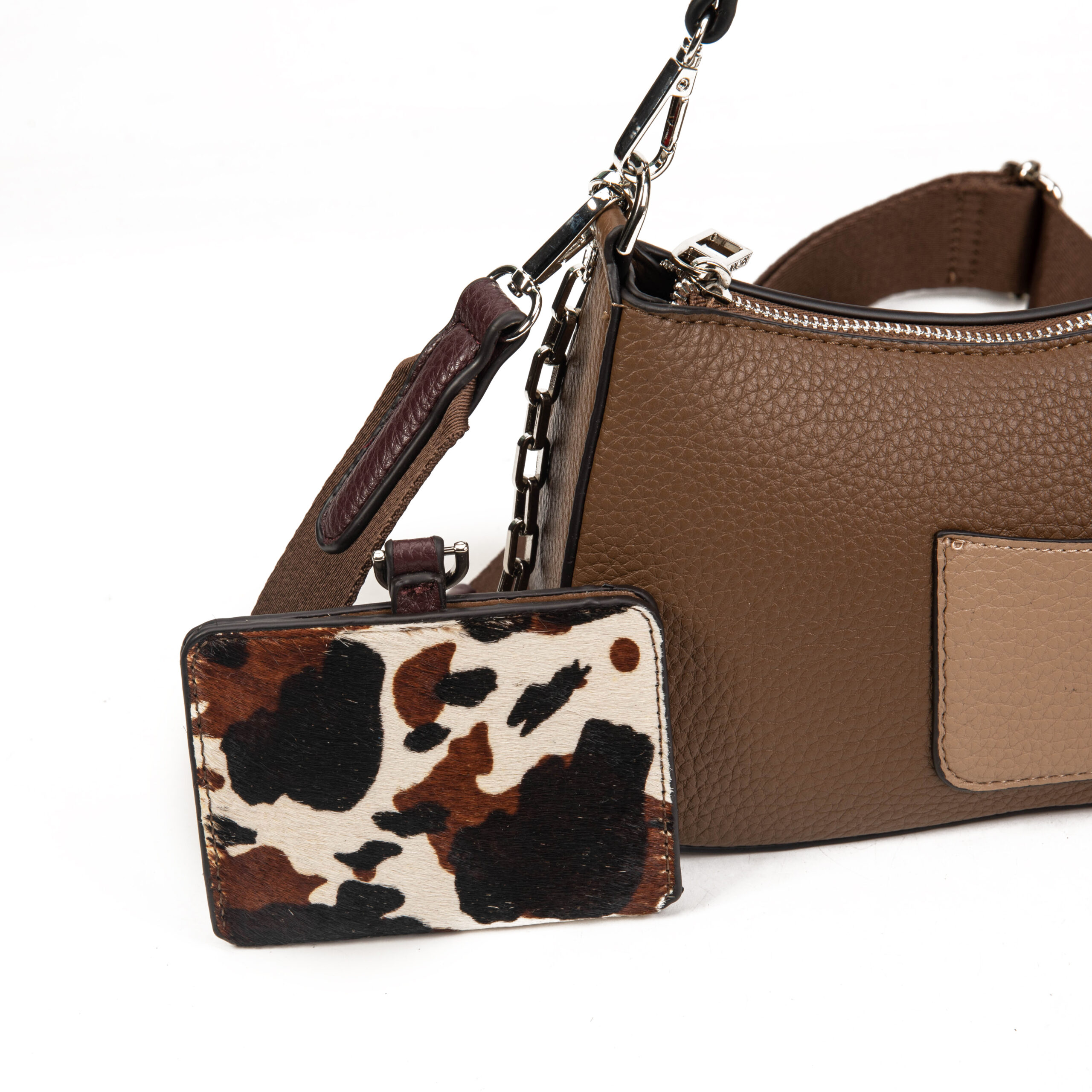 BOLSO BANDOLERO CON TARJETERO ESTAMPADO DE VACA - Imagen 3